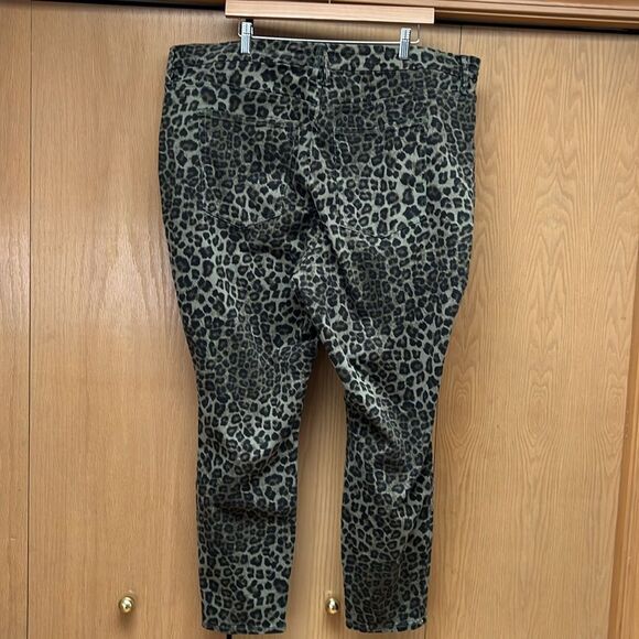 Good American Good Waist Crop in Sage Green Leopard Print Jeans Size 24 - Picture 3 of 7